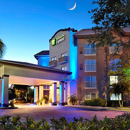 Holiday Inn Express & Suites Naples Downtown - 5Th Avenue By Ihg Kültér fotó