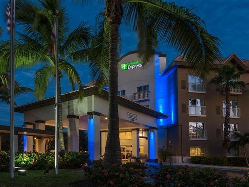 Holiday Inn Express & Suites Naples Downtown - 5Th Avenue By Ihg Kültér fotó