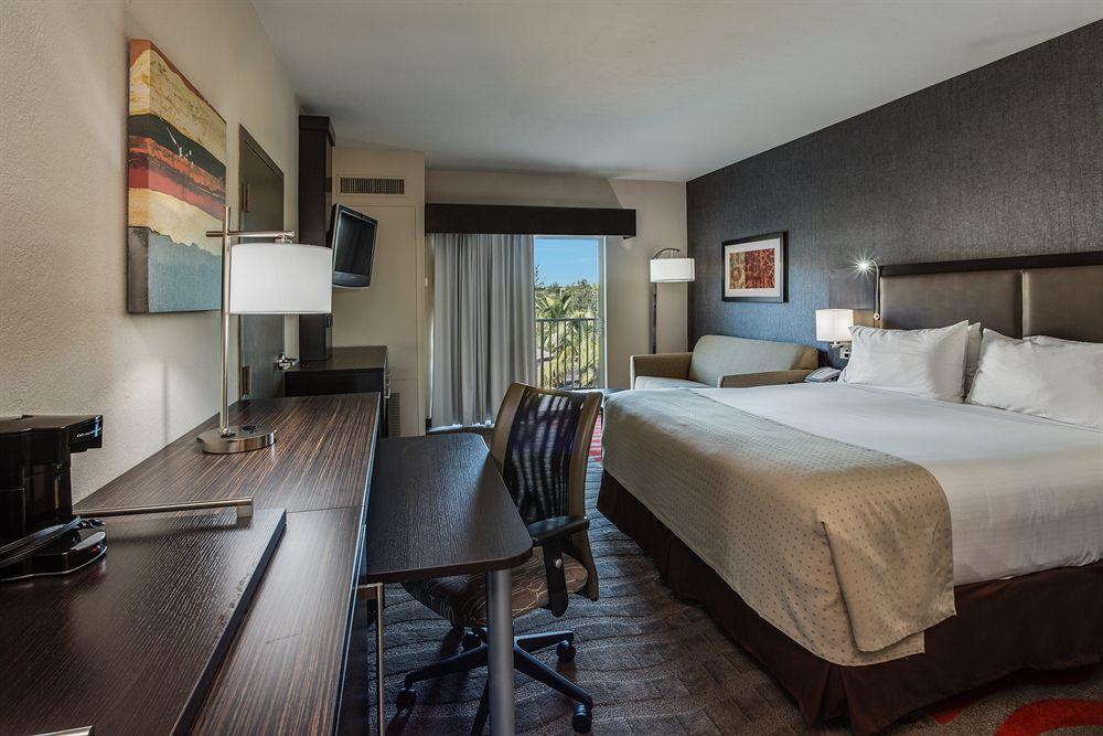 Holiday Inn Express & Suites Naples Downtown - 5Th Avenue By Ihg Kültér fotó