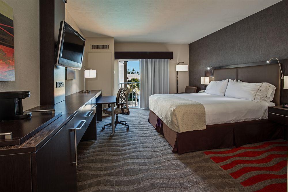 Holiday Inn Express & Suites Naples Downtown - 5Th Avenue By Ihg Kültér fotó