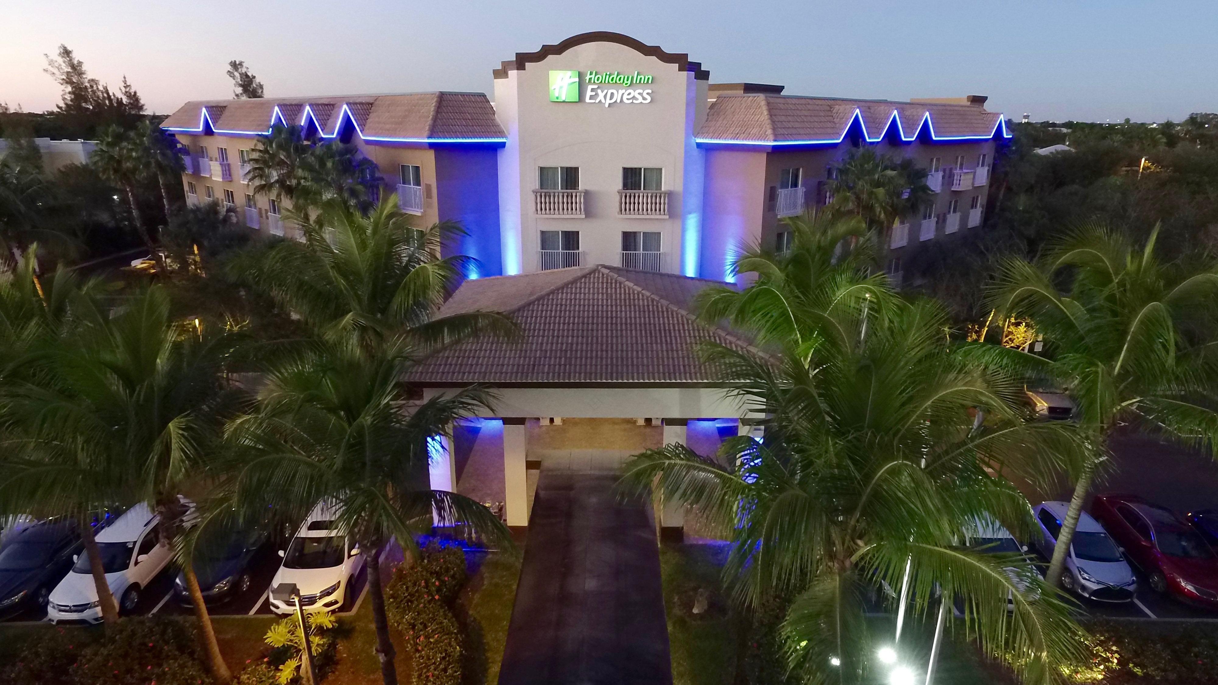 Holiday Inn Express & Suites Naples Downtown - 5Th Avenue By Ihg Kültér fotó