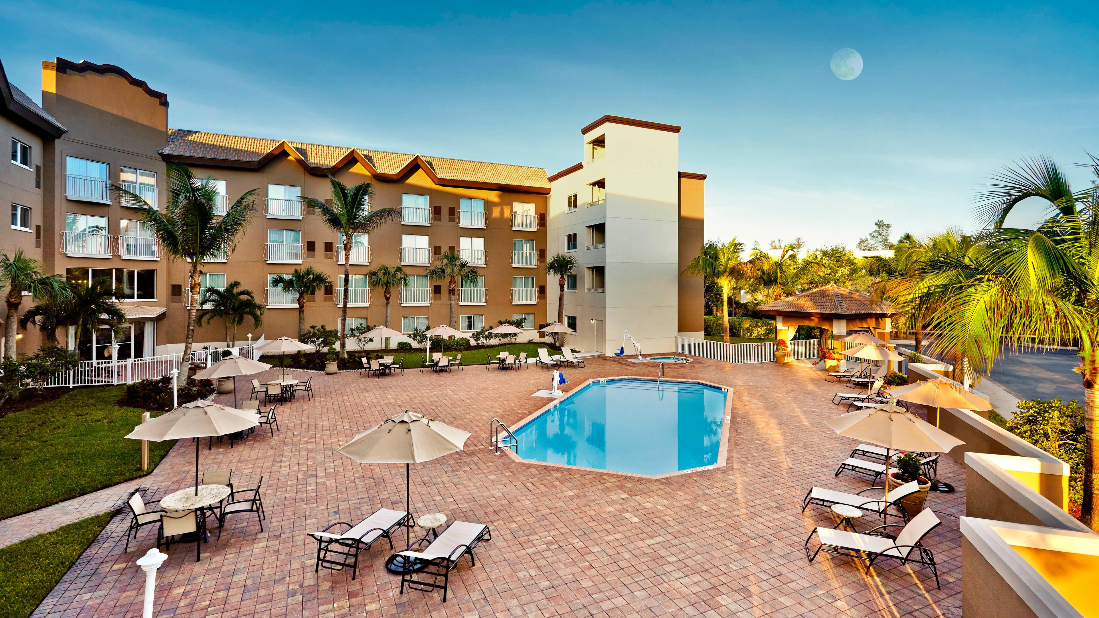 Holiday Inn Express & Suites Naples Downtown - 5Th Avenue By Ihg Kültér fotó